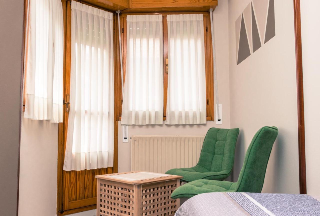 Hotel Plaza Onís エクステリア 写真