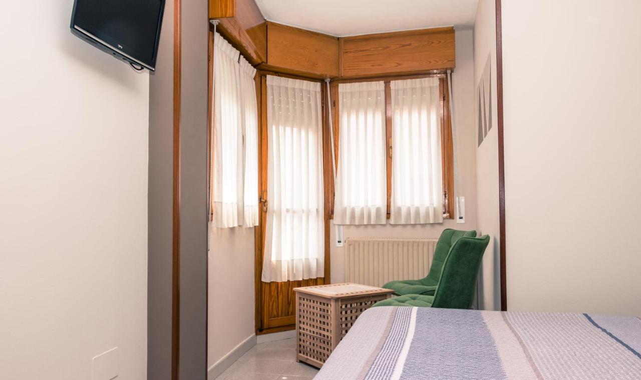 Hotel Plaza Onís エクステリア 写真
