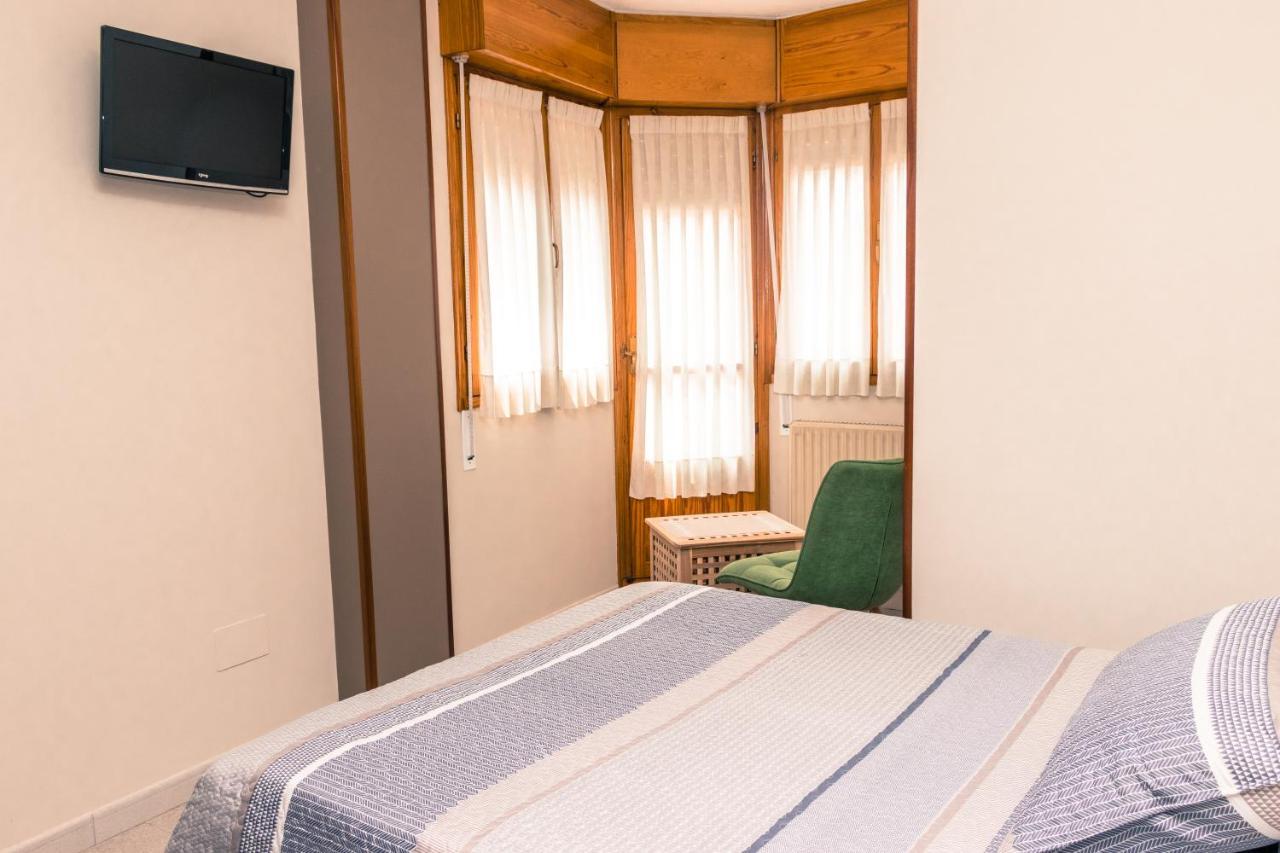 Hotel Plaza Onís エクステリア 写真