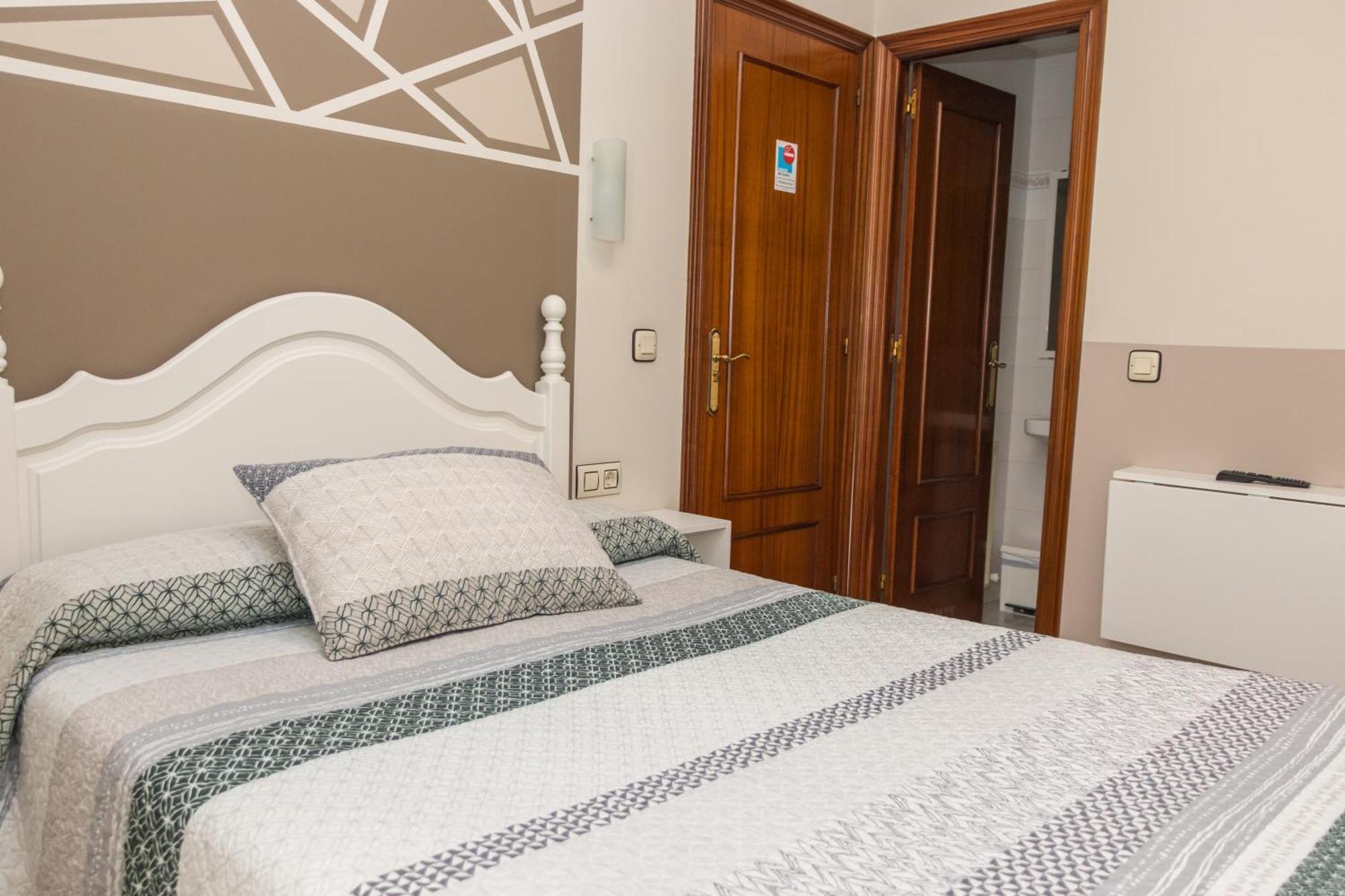 Hotel Plaza Onís エクステリア 写真
