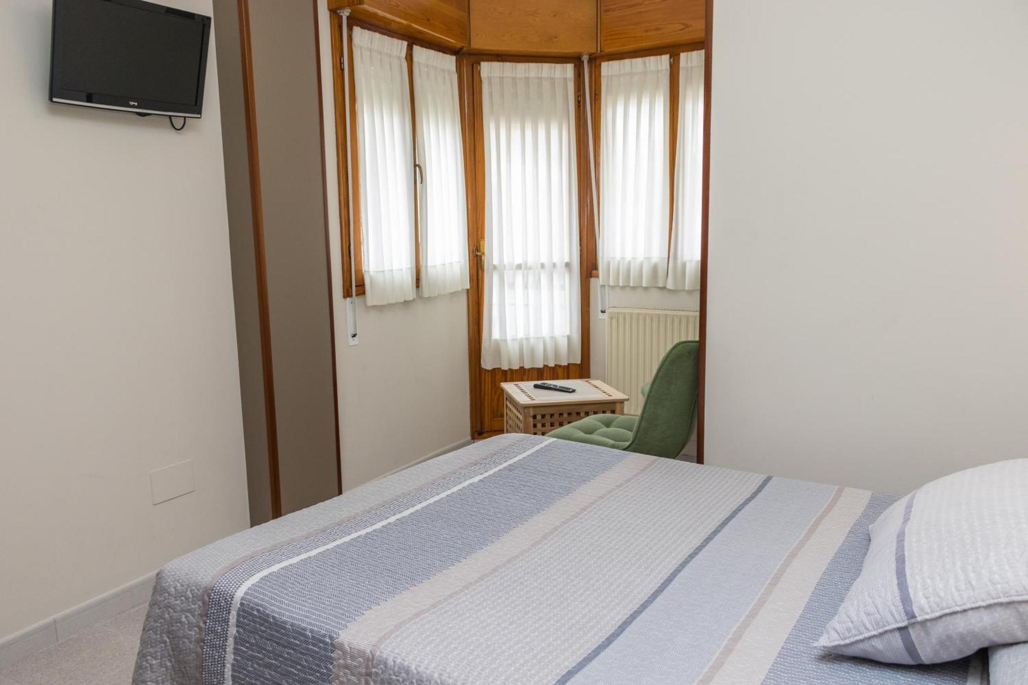 Hotel Plaza Onís エクステリア 写真