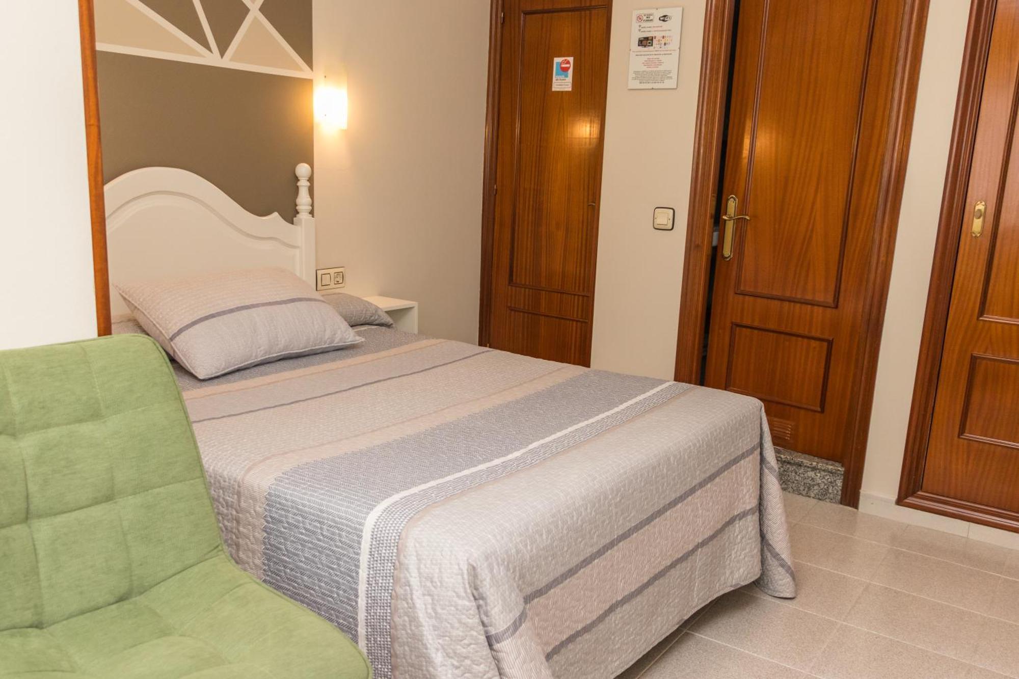 Hotel Plaza Onís エクステリア 写真