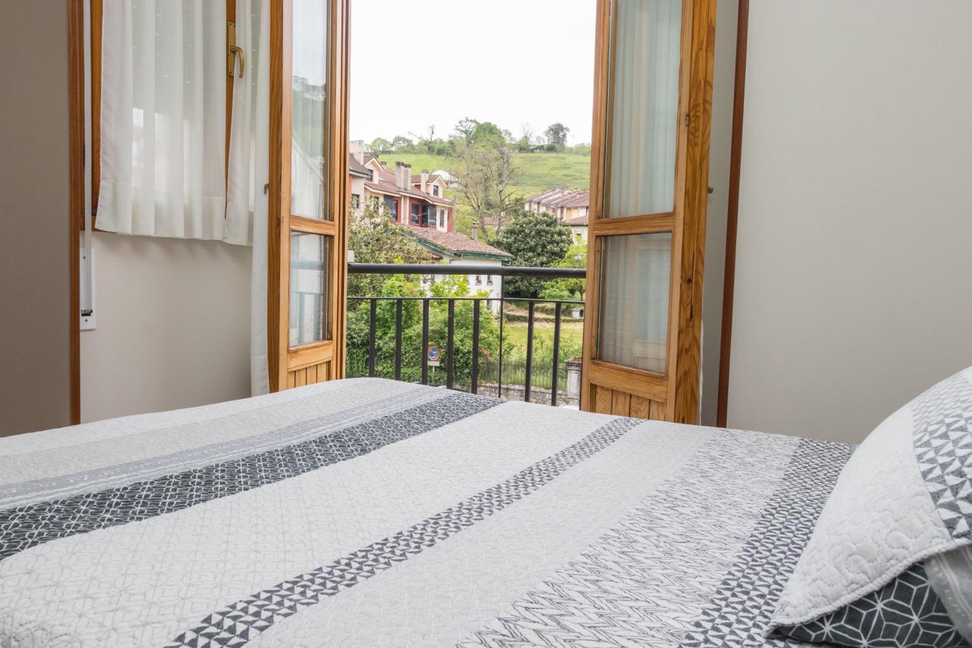 Hotel Plaza Onís エクステリア 写真