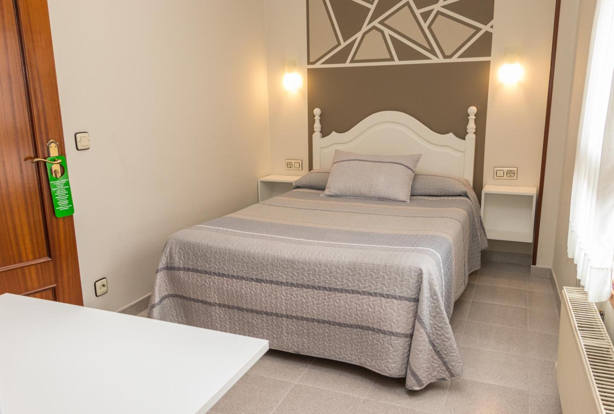 Hotel Plaza Onís エクステリア 写真