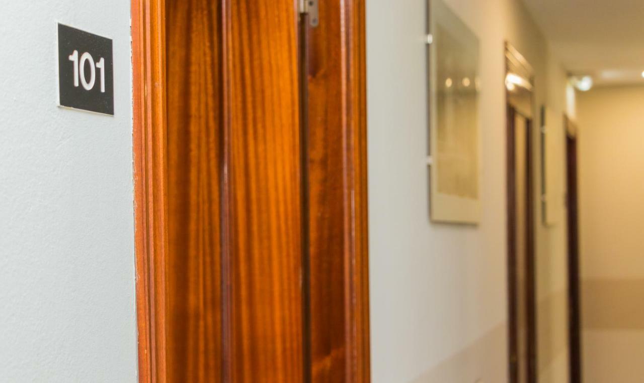 Hotel Plaza Onís エクステリア 写真